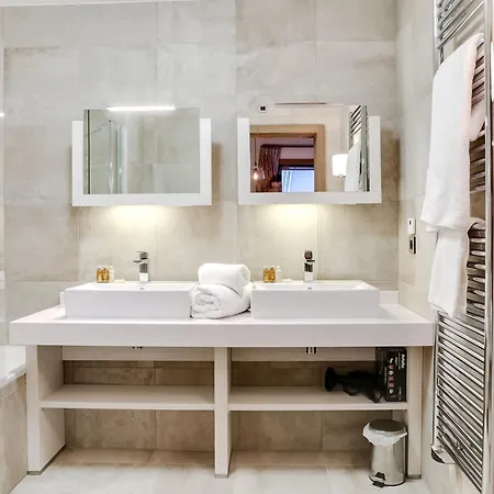 Apartamento 4 Pieces De Luxe, A Deux Pas Des Pistes Et Commerces, Avec Parking Et Acces Fitness A - Fr-1-562-35 Courchevel